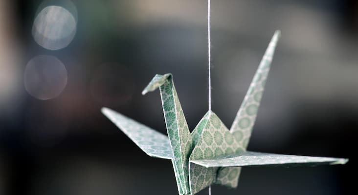 Cara menghias kelas dengan gantungan origami
