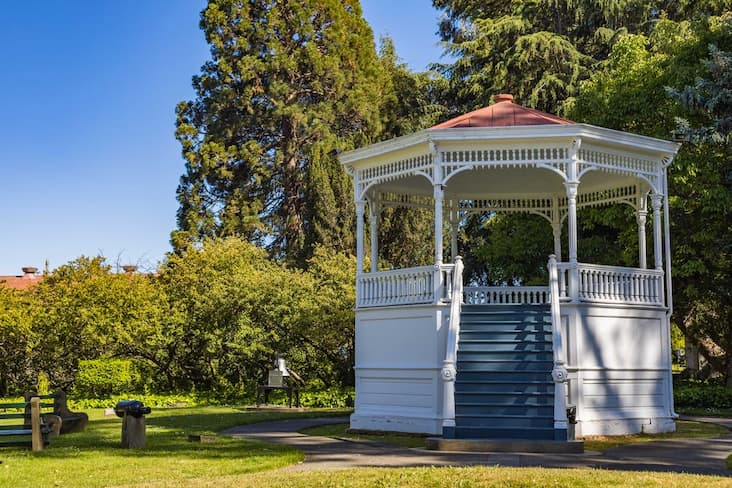 Gazebo Bertangga Tinggi