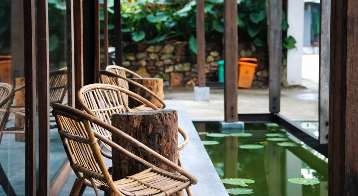 Taman dengan Kolam Ikan